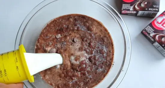 trộn sữa lạnh với bột socola