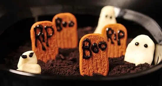 thêm các bia mộ và bóng ma vào bánh