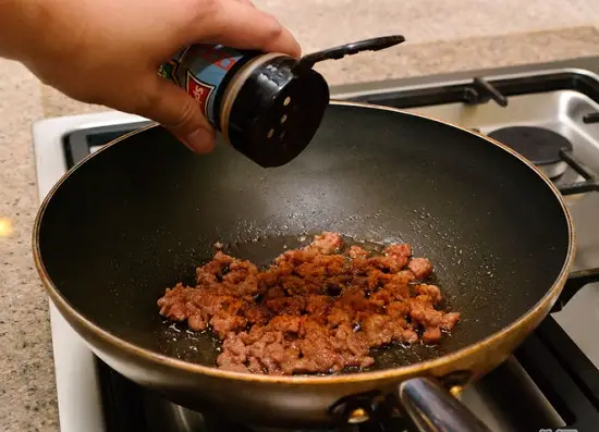 thêm gia vị taco vào thịt bò