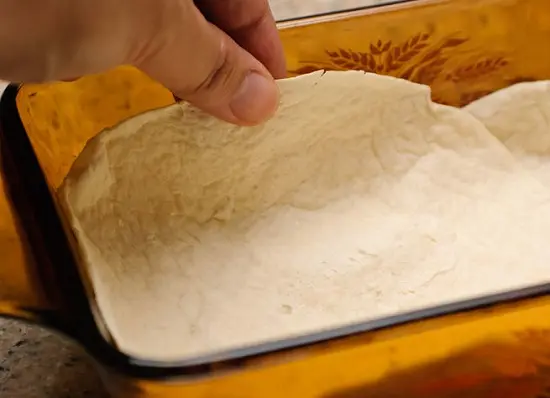 xếp vỏ bánh ngô xuống khay nướng