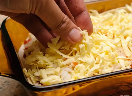 rắc phô mai lên đỉnh bánh