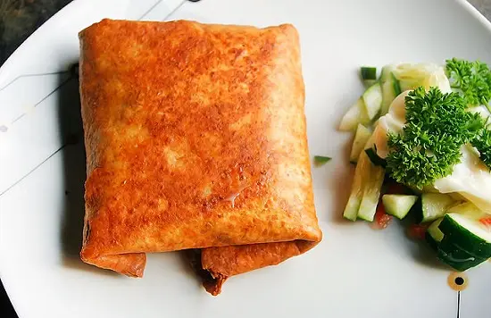 Cách làm món bánh ngô cuốn thịt gà Chimichanga