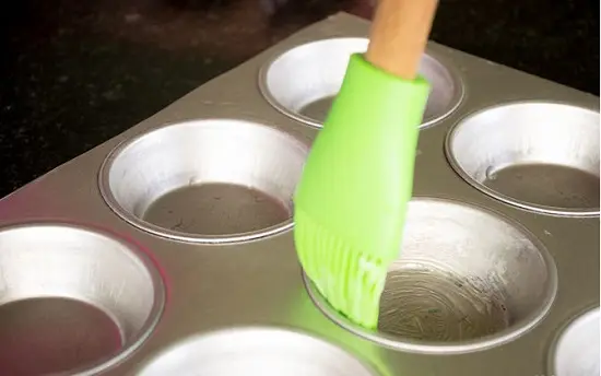 phết dầu lên khuôn bánh