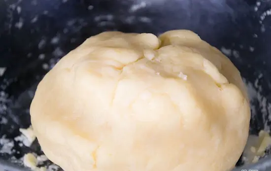 trộn bột thành một khối