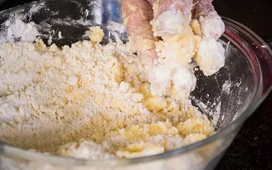 trộn bột mì với bơ