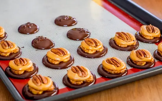 đặt bánh quy, kẹo và hồ đào lên trên