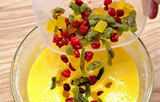 thêm trái cây vào bột bánh