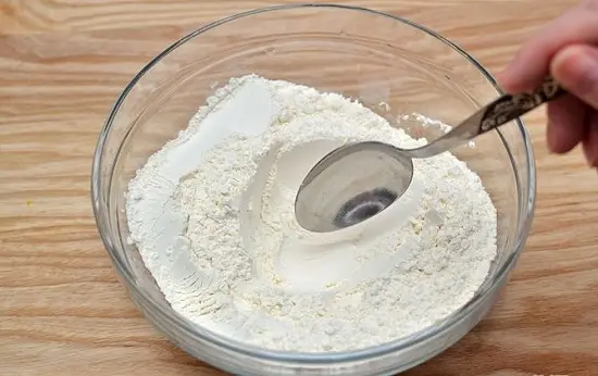 tạp miệng giếng trong bát bột