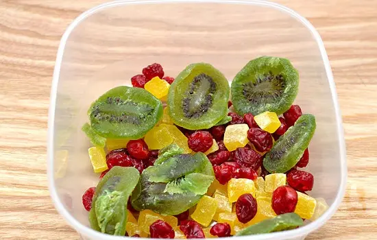 cho trái cây vào hộp nhựa
