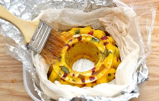 phết rượu vào bánh
