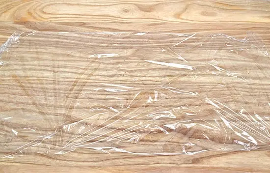 trải tấm nilon ra bàn