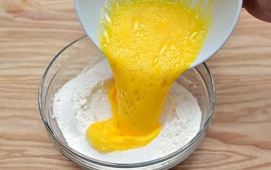thêm trứng vào bát bột mì
