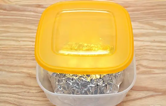 ủ bánh trong hộp nhựa