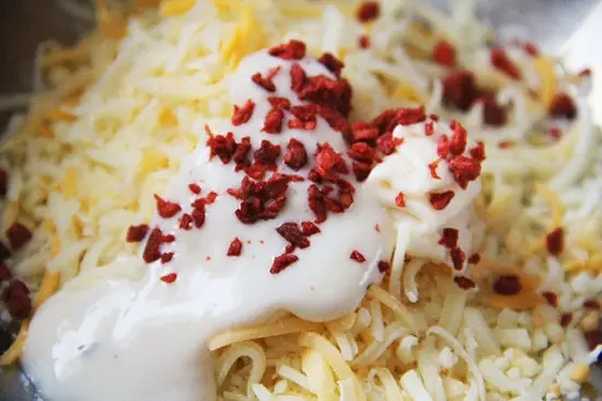 trộn thịt gà với hỗn hợp phô mai