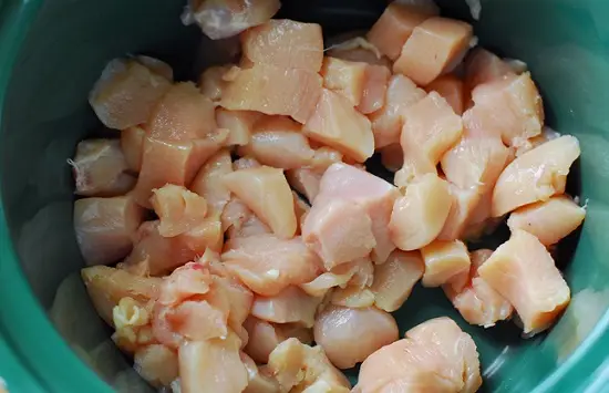 thịt gà thái thành hình khối