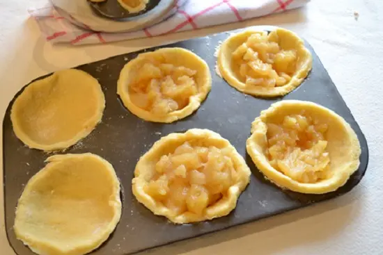múc nhân vào vỏ bánh