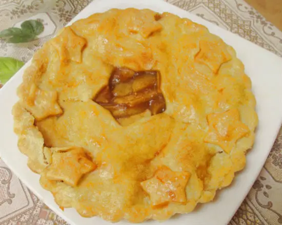 Nướng bánh táo đến khi bánh chín có màu vàng xuộm