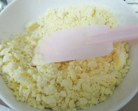 Trộn hỗn hợp bột làm vỏ bánh táo