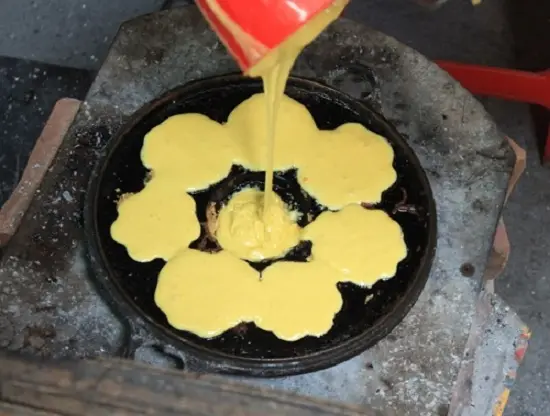 múc hỗn hợp vào khuôn