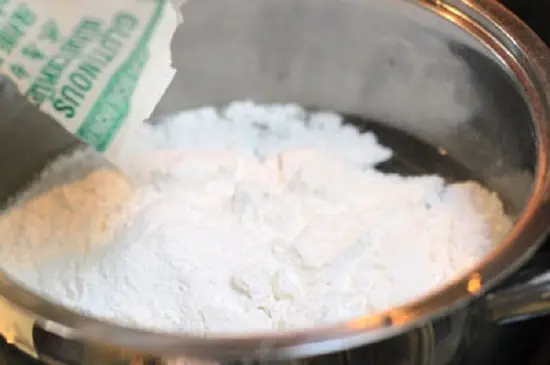cho bột nếp vào