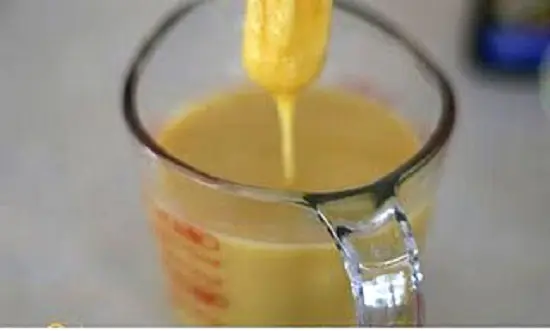 chuyễn hỗn hợp trứng sang chiếc cốc