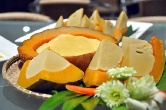 cắt bánh thành những miếng nhỏ