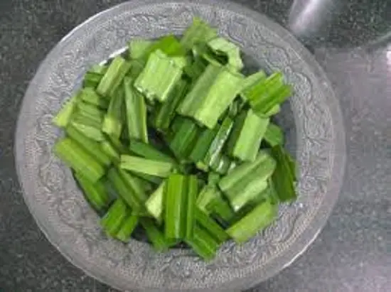 cắt nhỏ lá dứa