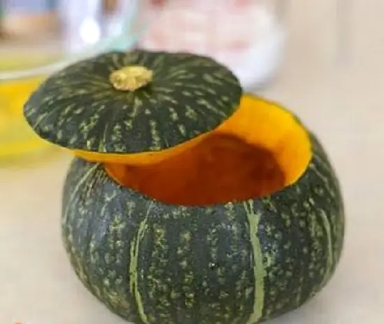 lấy hết ruột bí đỏ