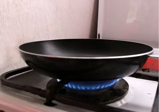 bắc chảo lên bếp