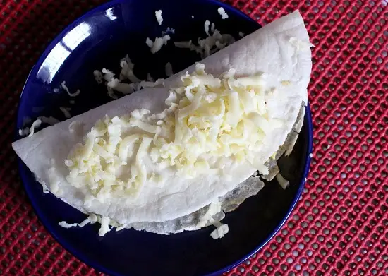 cuộn bánh trứng cay