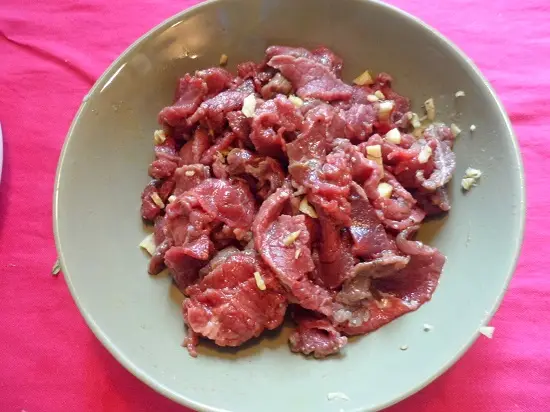 Bạn cắt nhỏ thịt bò