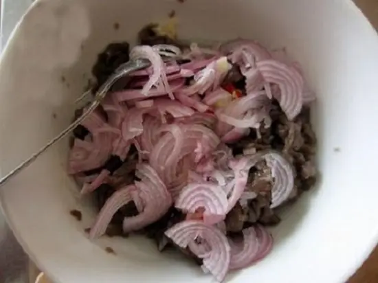 trộn hành vào món bò tái chanh