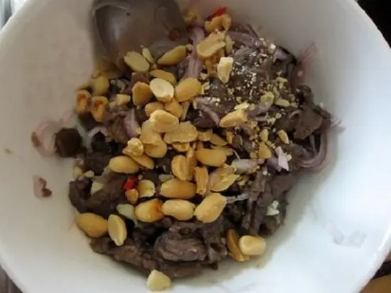 thêm lạc rang là xong món bò tái chanh
