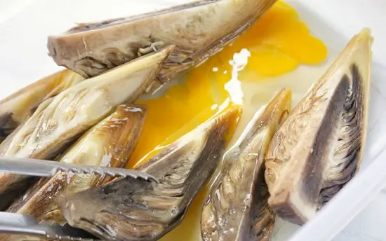 thêm trứng vào búp chuối