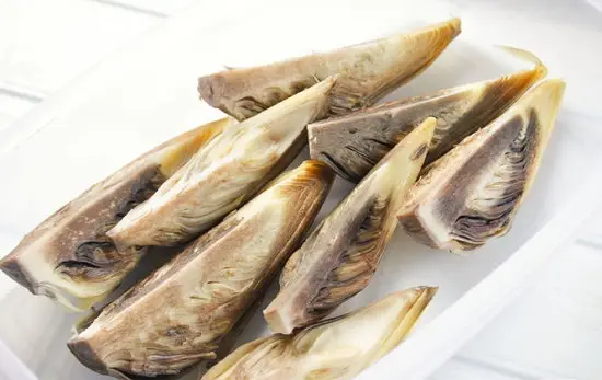 xếp búp chuối vào một cái hộp