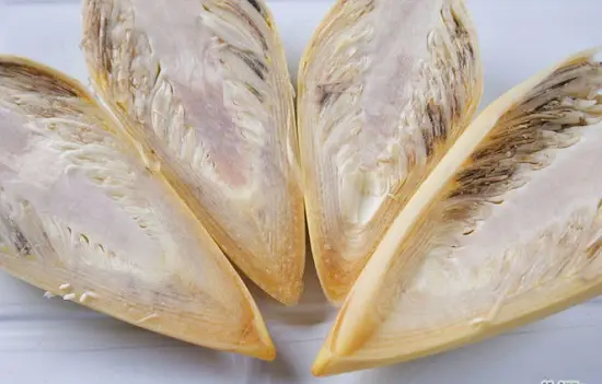 chia búp chuối làm bốn phần