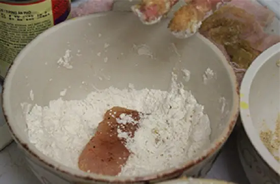 lăn cá vào bát bột mì