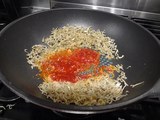 cá cơm khô sốt cay cách làm