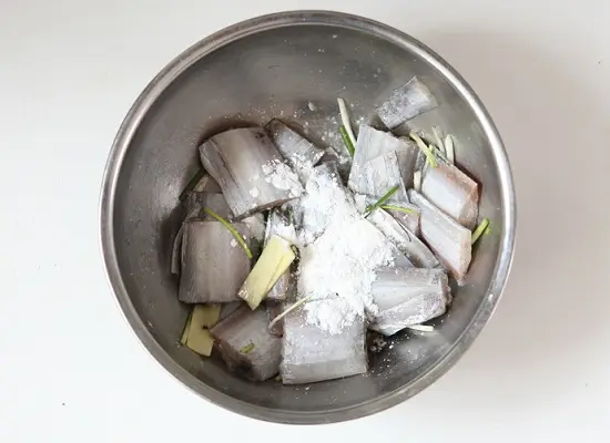 thêm bột vào cá