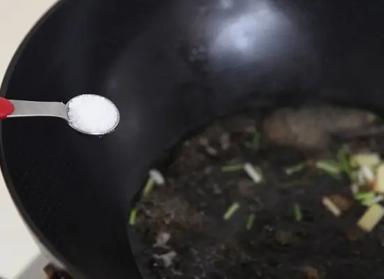 thêm các gia vị vào nước xốt