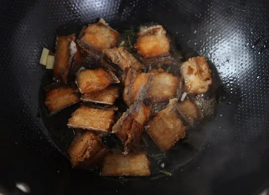 cho cá vào xốt