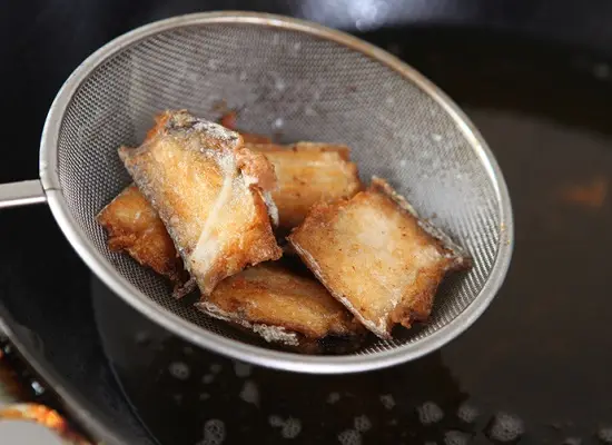 vớt cá cho ráo dầu