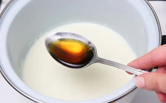 thêm rượu nho vào nồi sữa