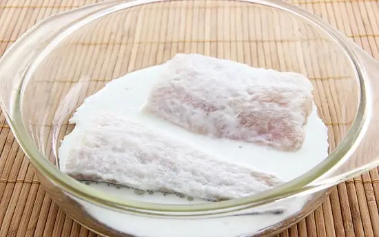 đổ ngập sữa vào cá