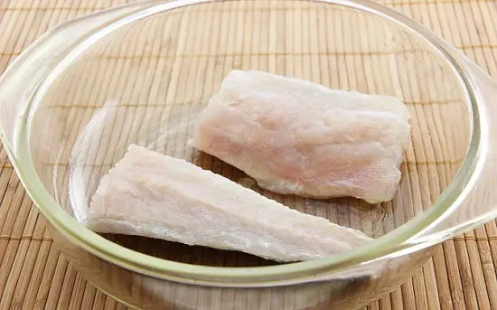 cho cá hồng vào trong nồi