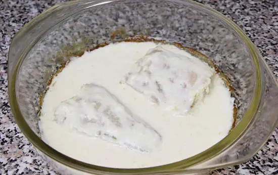 đổ nước sốt vào cá