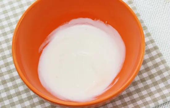 cho sữa chua vào bát tô