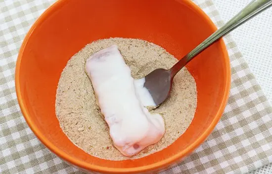 lăn cá qua vụn bánh mì