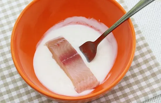 nhúng cá vào sữa chua