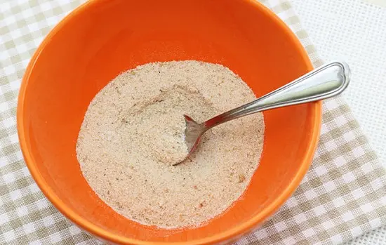 trộn vụn bánh mì với muối